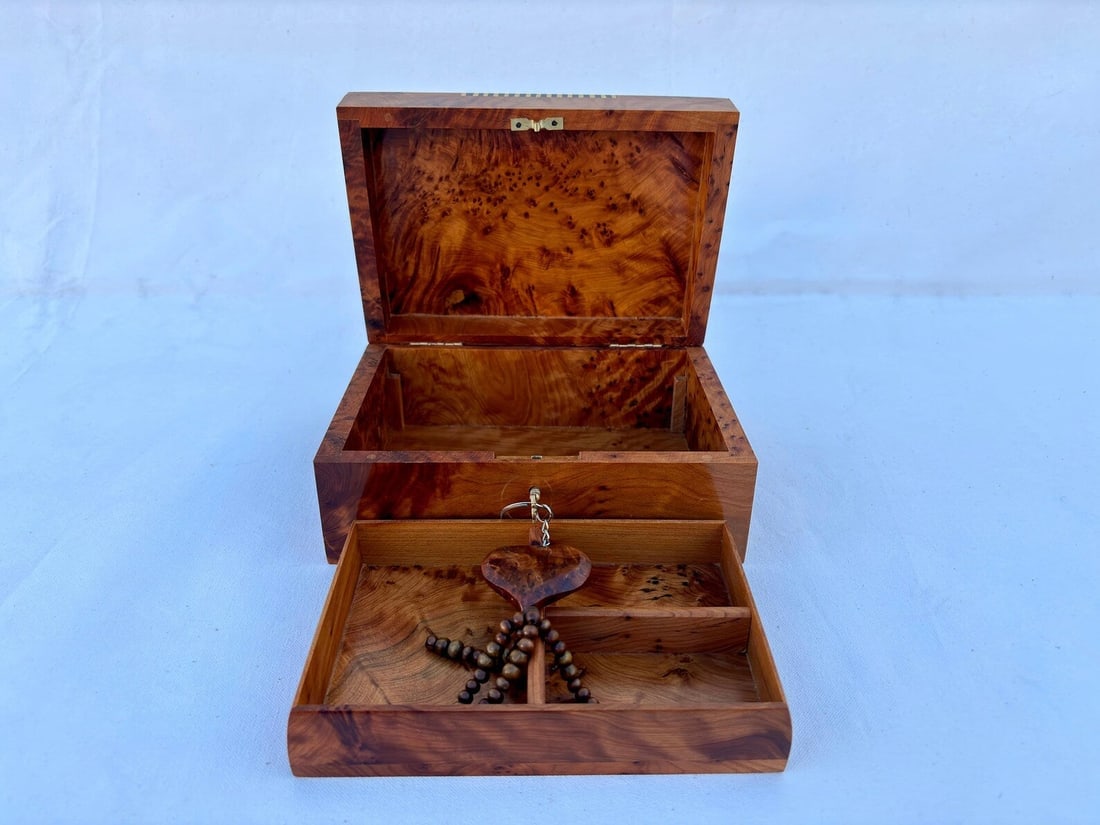 Lockable Thuya Burl Wood Jewelry Box – 8 × 5": Lockable Thuya Burl Wood Jewelry Box – 8 × 5" is a carefully crafted piece combining practical function with a distinctive, timeless design. Measurements: Length: 20 cm; Length: 7.8 Inches; Width: