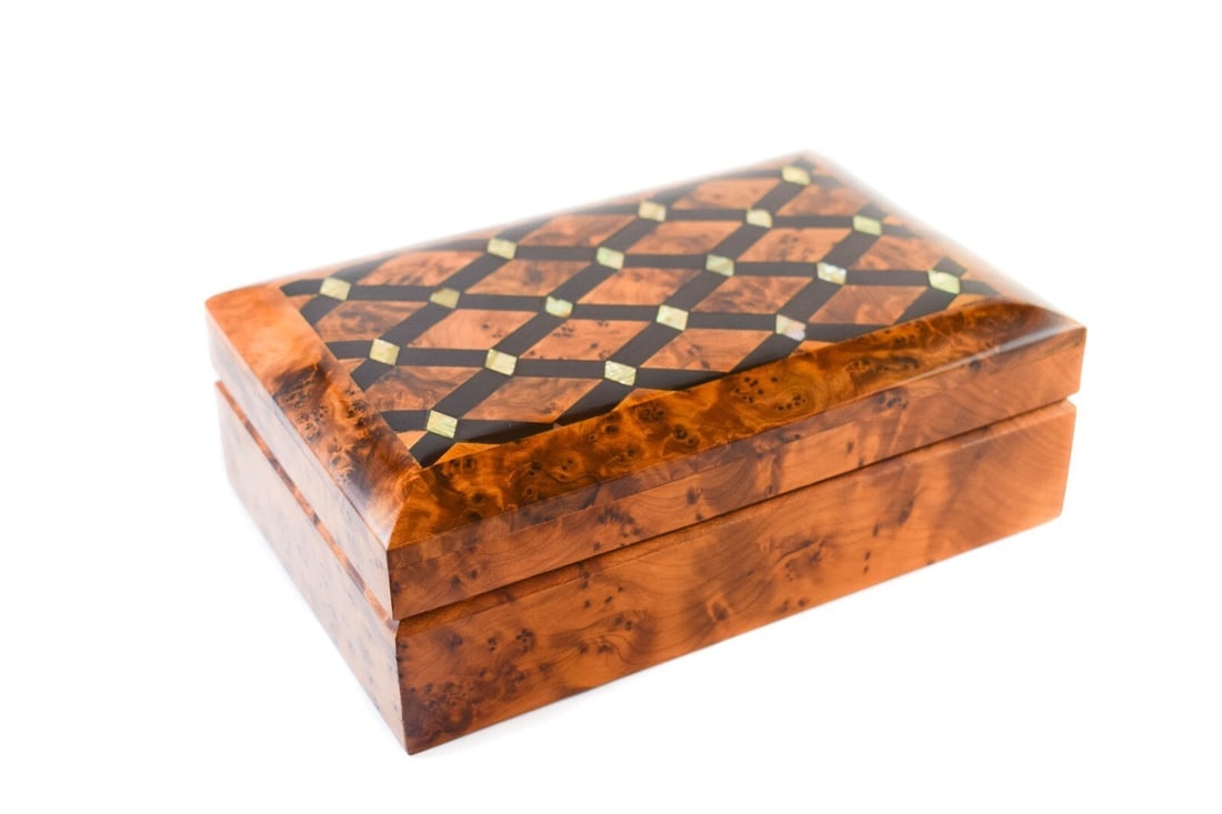 Thuya Burl Wood Jewelry Box – 7.75" × 5" × 2.75": Thuya Burl Wood Jewelry Box – 7.75" × 5" × 2.75" is a carefully crafted piece combining practical function with a distinctive, timeless design. Measurements: Item Length: 7.75 in; Item Width: 5
