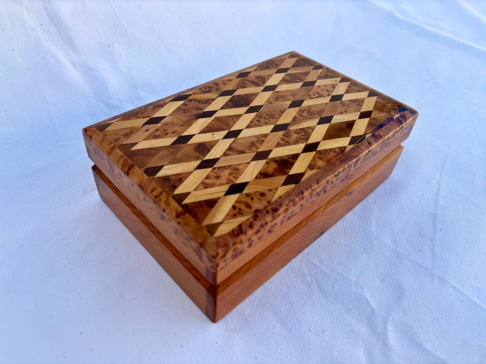 Lockable Inlaid Thuya Burl Wood Jewelry Box – 8 × 5": Lockable Inlaid Thuya Burl Wood Jewelry Box – 8 × 5" is a carefully crafted piece combining practical function with a distinctive, timeless design. Measurements: Length: 22 cm; Length: 8.6 Inches;