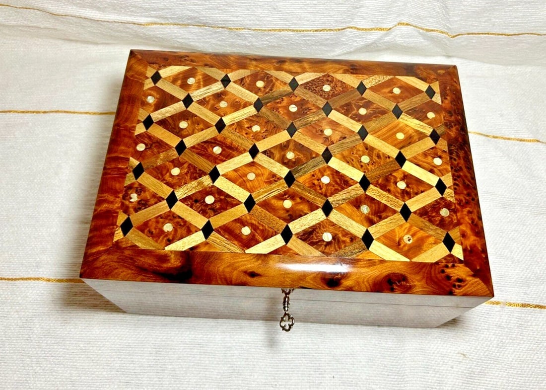 Lockable Thuya Burl Wood Jewelry Box – 10.2" × 7.3" × 5.1": Lockable Thuya Burl Wood Jewelry Box – 10.2" × 7.3" × 5.1" is a carefully crafted piece combining practical function with a distinctive, timeless design. Measurements: Dimensions: 10.2 × 7.3 ×