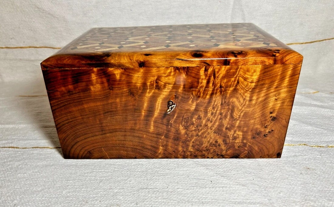 Lockable Thuya Burl Wood Jewelry Box – 10.2" × 7.3" × 5.1" - 5