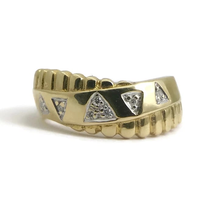 Diamond Triangle Fringe Wave Statement Ring 18K Yellow Gold, Size 7.5, 5.7 Grams: Title: Diamond Triangle Fringe Wave Statement Ring 18K Yellow Gold, Size 7.5, 5.7 Grams Description: Diamond Triangle Fringe Wave Statement Ring 18K Yellow Gold, Size 7.5, 5.7 Grams This is a unique