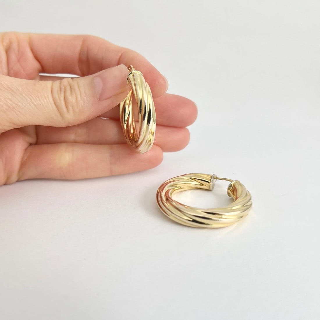 UNOAERRE Italian Chunky Hoop Earrings 14K Yellow Gold, 1.25 Inches, 5.70 Grams - 3