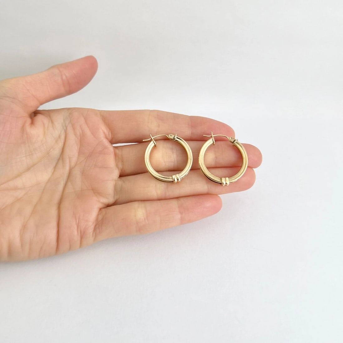 CZ Cubic Zirconia Hoop Earrings 14K Yellow Gold, 1 Inch, 4.74 Gr - 4