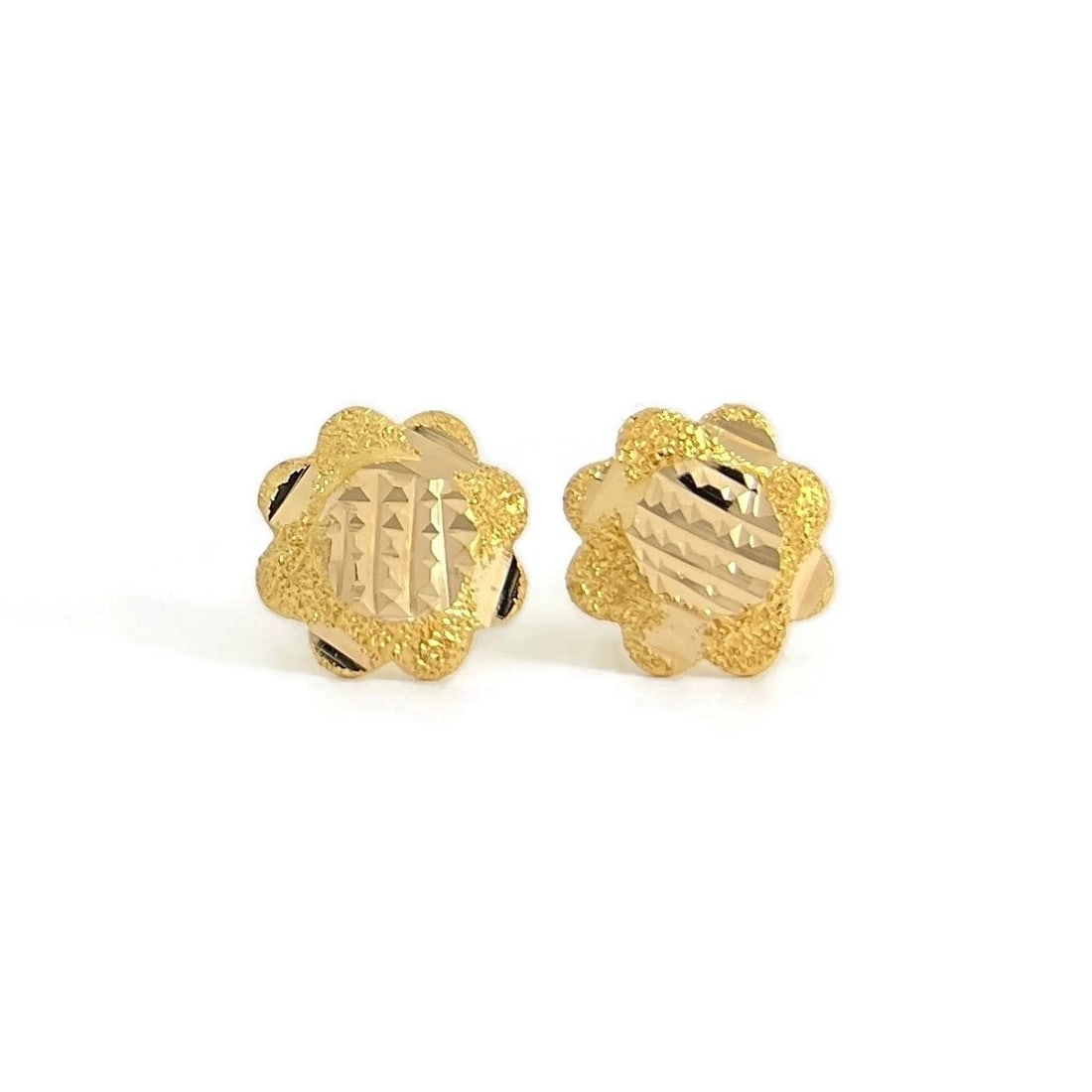 Estate Textured Flower Stud Earrings 22K Yellow Gold, .74 Grams: Title: Estate Textured Flower Stud Earrings 22K Yellow Gold, .74 Grams Description: Estate Textured Flower Stud Earrings 22K Yellow Gold, .74 Grams These are beautiful earrings! Please let us know if 