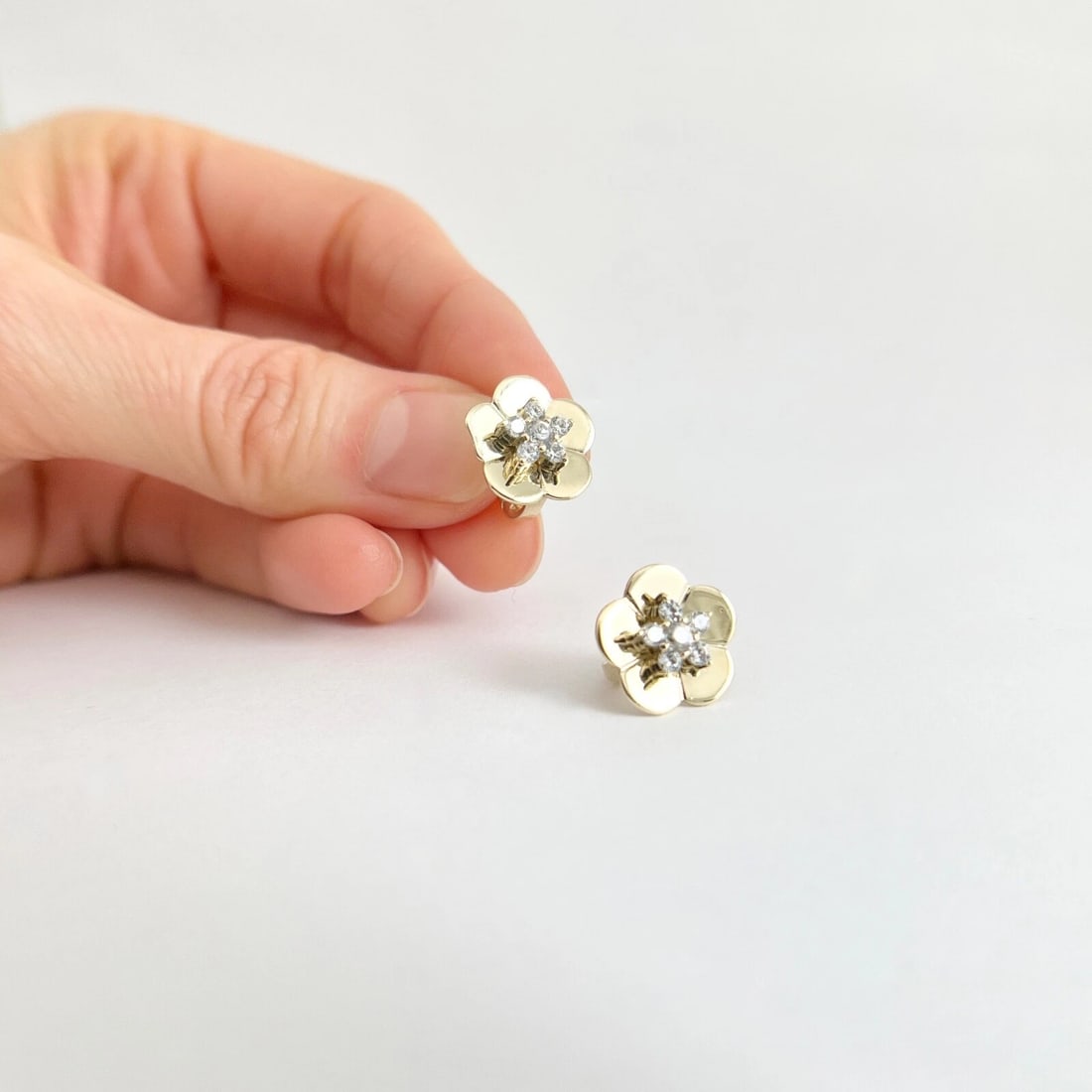 Estate CZ Cubic Zirconia Flower Huggie Stud Earrings 10K Yellow Gold, 3.10 Grams - 4