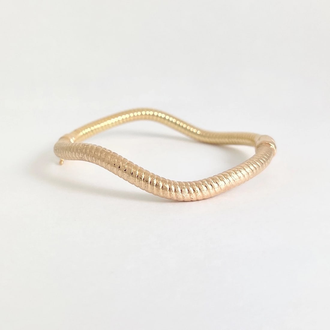 Vintage Italian Two-Tone Wavy Bangle Bracelet 14K Yellow Rose Gold, 8.64 Grams - 2