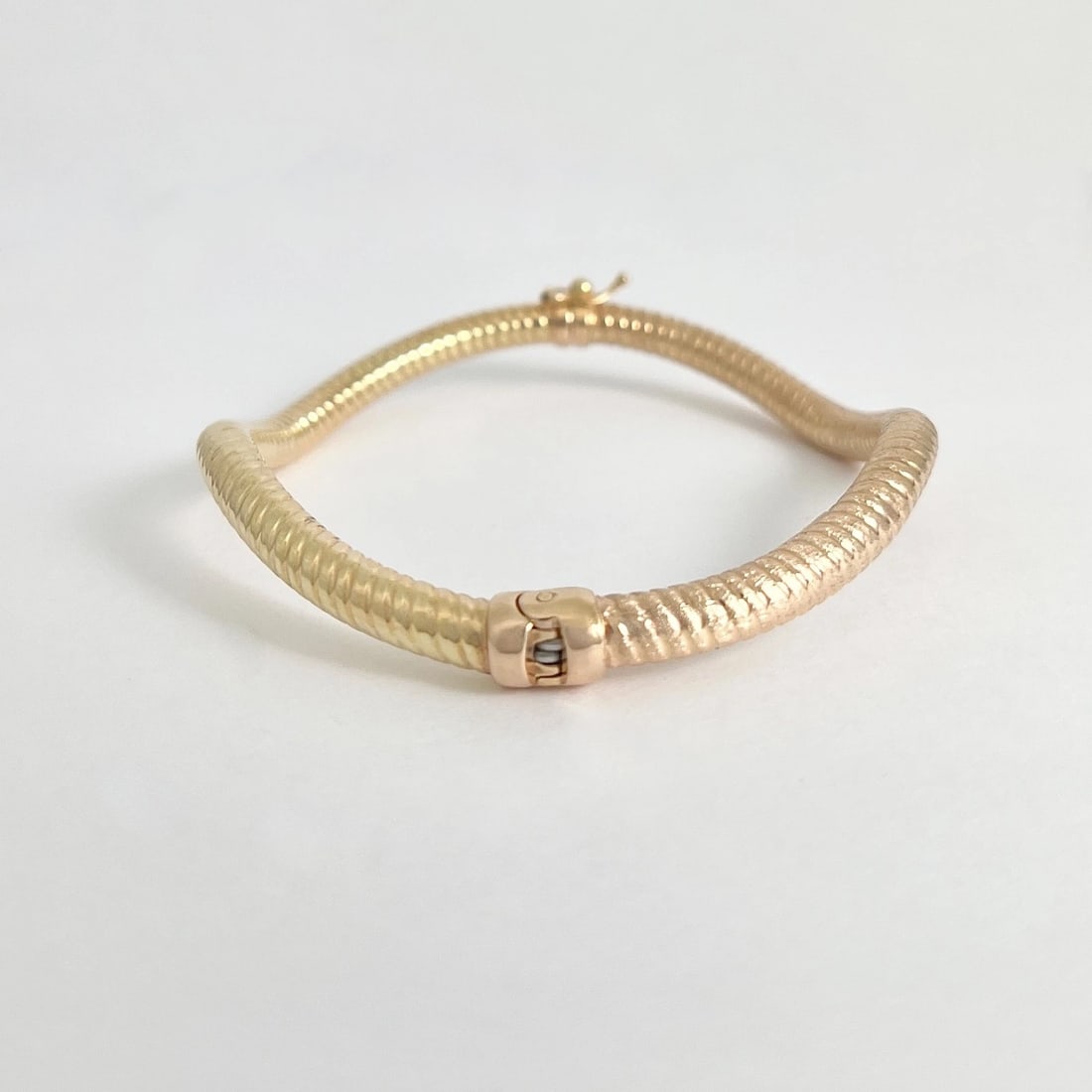 Vintage Italian Two-Tone Wavy Bangle Bracelet 14K Yellow Rose Gold, 8.64 Grams - 5