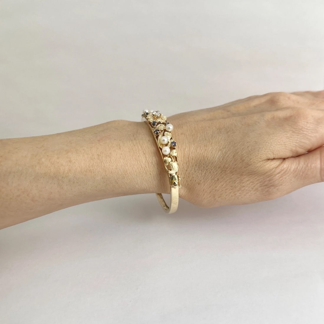 Vintage 1950's Diamond Pearl Sapphire Bangle Bracelet 14K Yellow Gold, 13.97 Gr - 4