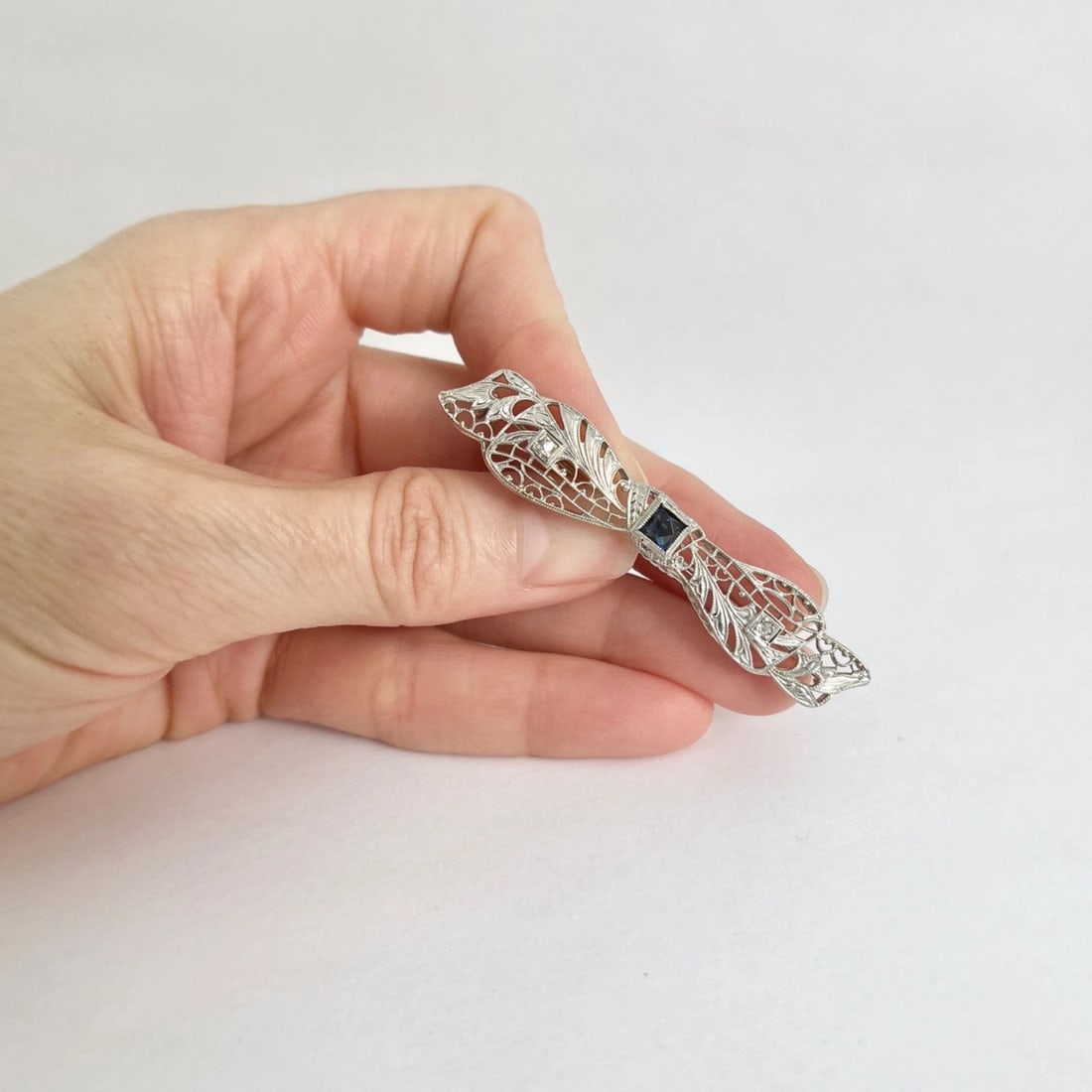 Antique Sapphire Diamond Filigree Ribbon Brooch Pin 14K White Gold, 4.92 Grams - 3