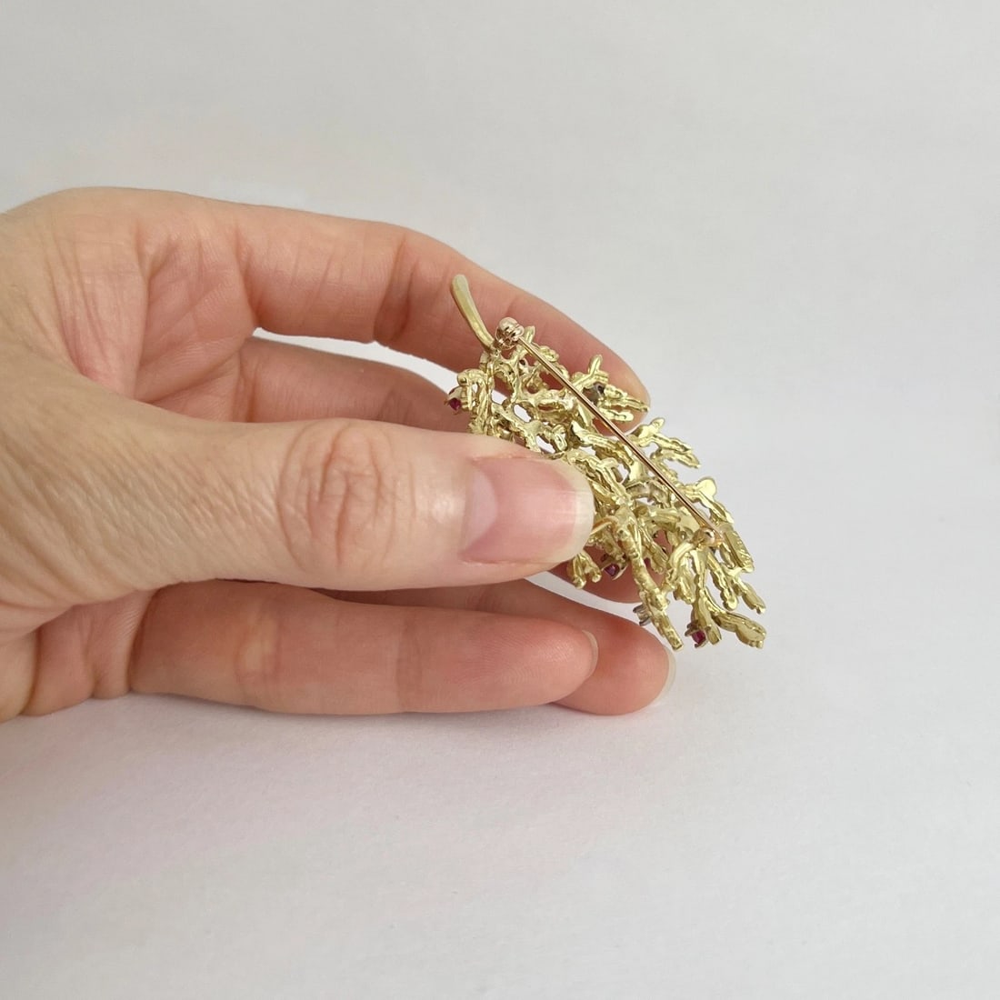Vintage 1960's Ruby Diamond Textured Branch Brooch Pin 18K Yellow Gold, 24.39 Gr - 4