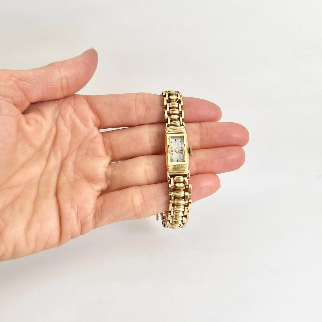 Vintage 1940's Classic Gold Mother of Pearl Watch 14K Yellow Gold, 23.76 Grams - 2