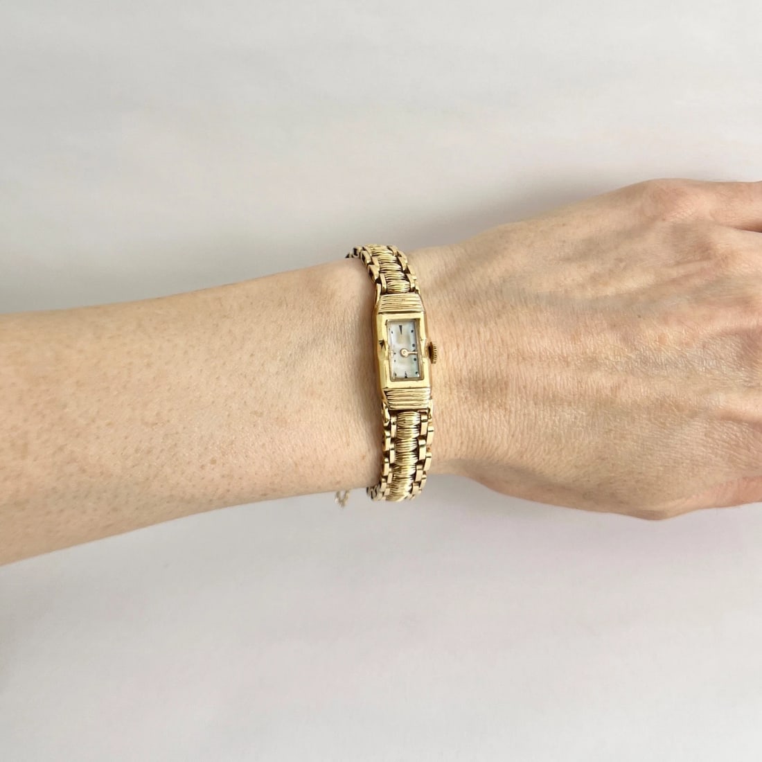 Vintage 1940's Classic Gold Mother of Pearl Watch 14K Yellow Gold, 23.76 Grams - 3