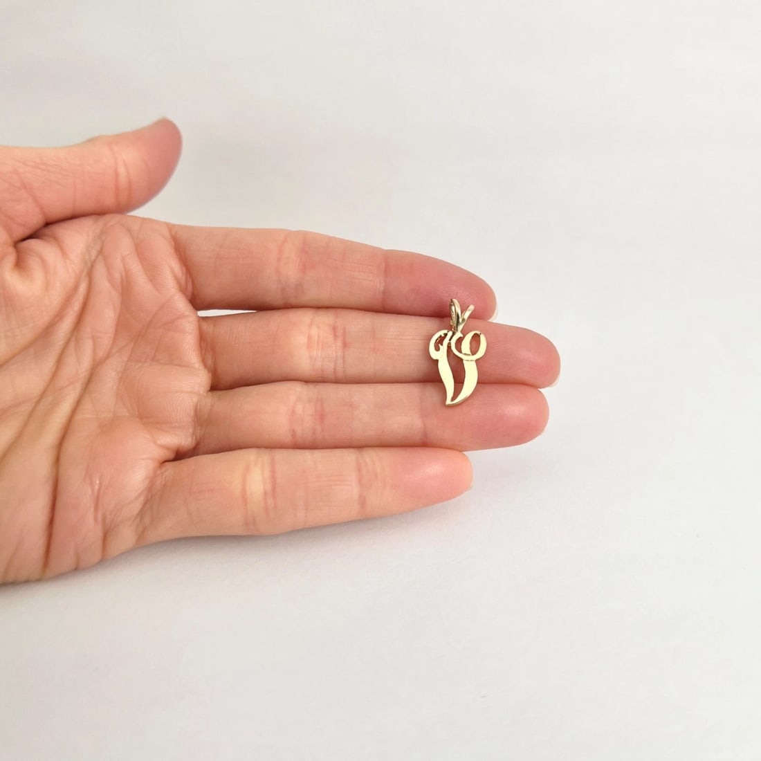 Vintage Letter V Initial Necklace Pendant Charm 14K Yellow Gold, 1.14 Grams - 4