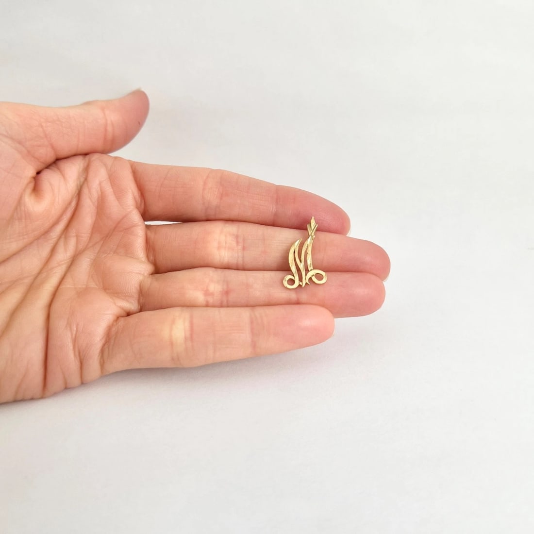 Vintage 1980's Letter M Initial Necklace Pendant Charm 14K Yellow Gold, .74 Gram - 4