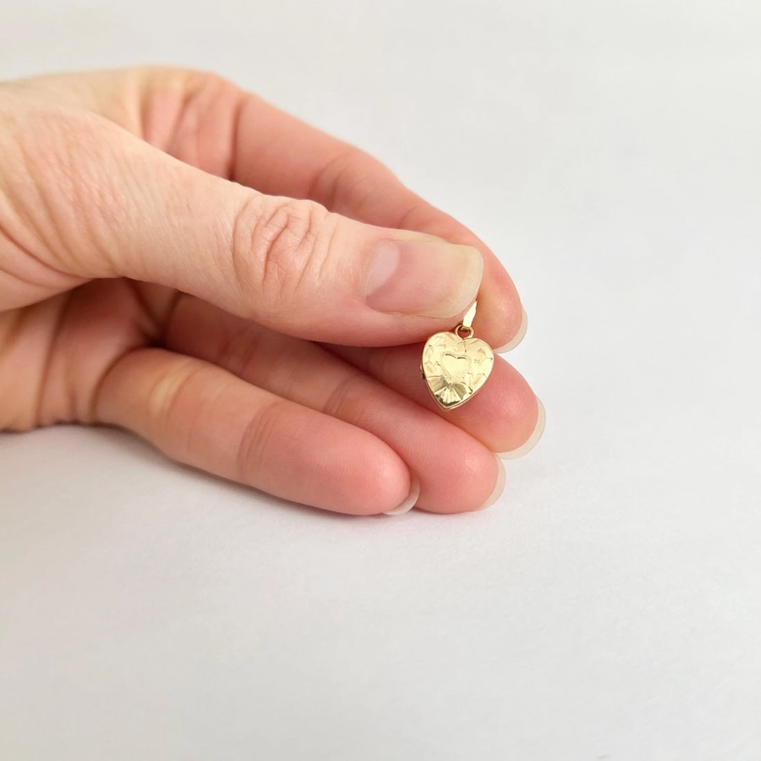 Vintage 1940's Small Heart Locket Necklace Pendant 14K Yellow Gold, .76 Grams - 2
