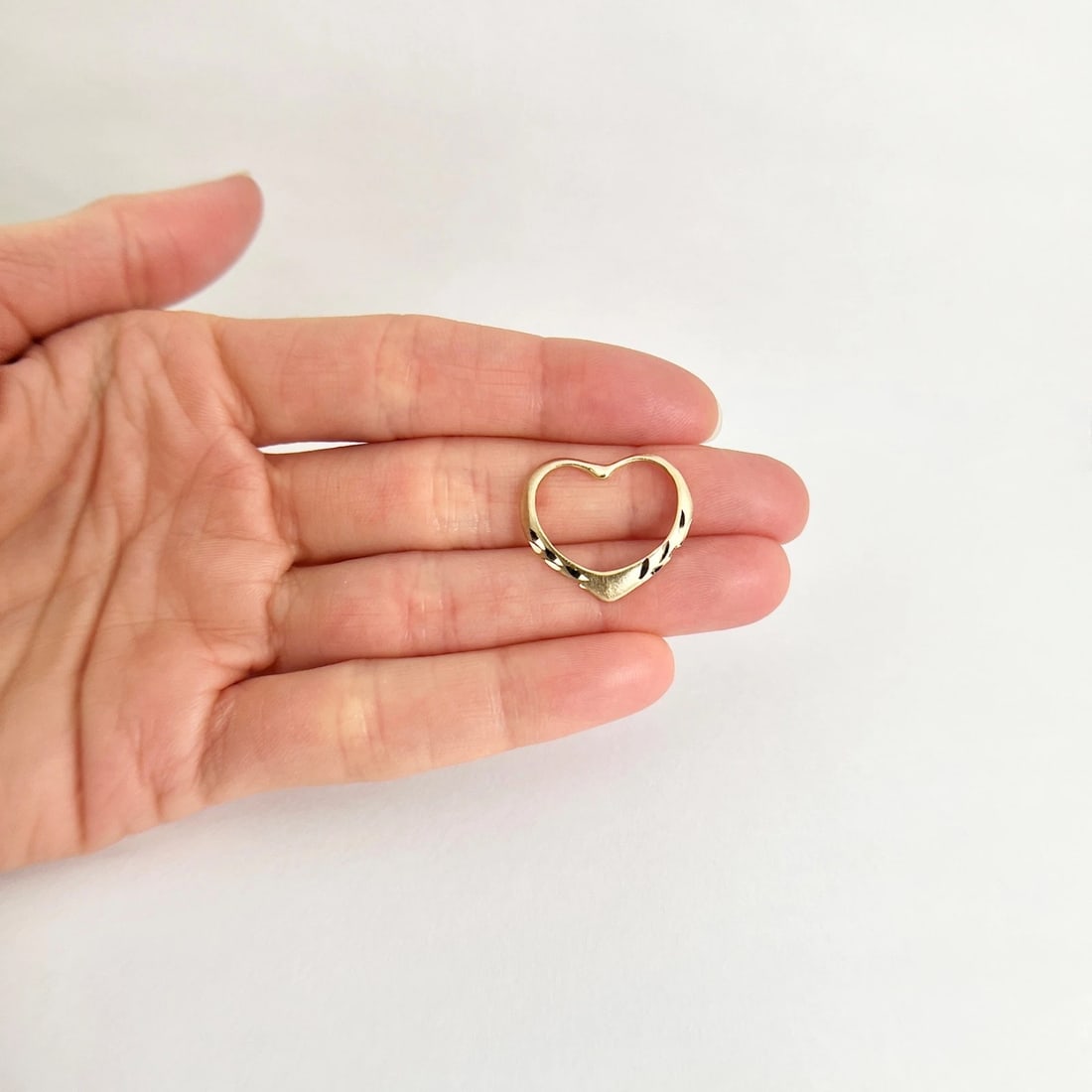 Vintage 1980's Open Heart Charm Necklace Pendant 14K Yellow Gold, .95 Grams - 2