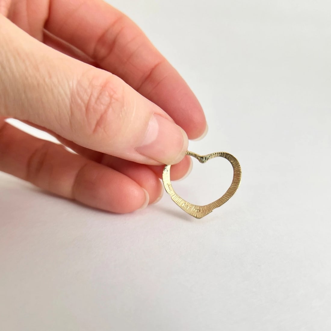 Vintage 1980's Open Heart Charm Necklace Pendant 14K Yellow Gold, .95 Grams - 4