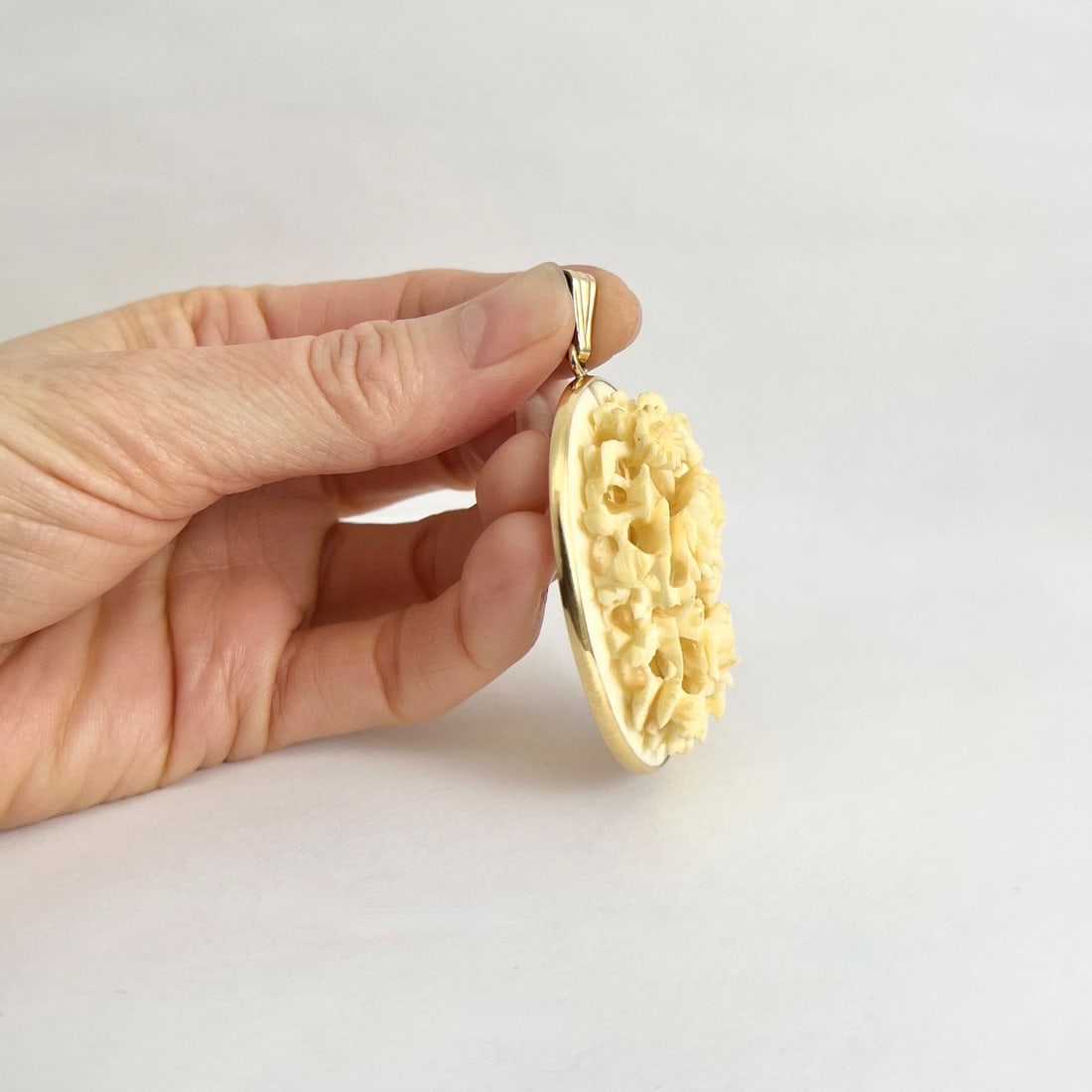 Vintage 1930's Oval Floral Ivory-Colored Celluloid Pendant Gold-Filled, 12.09 Gr - 4