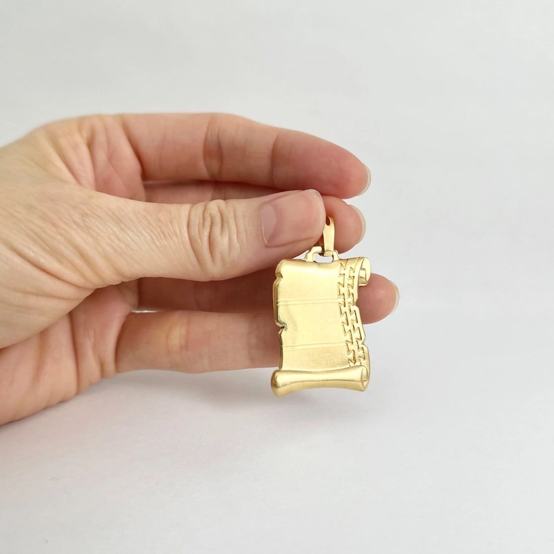 Vintage Parchment Scroll Pendant Charm 18K Yellow Gold, 4.73 Grams - 2