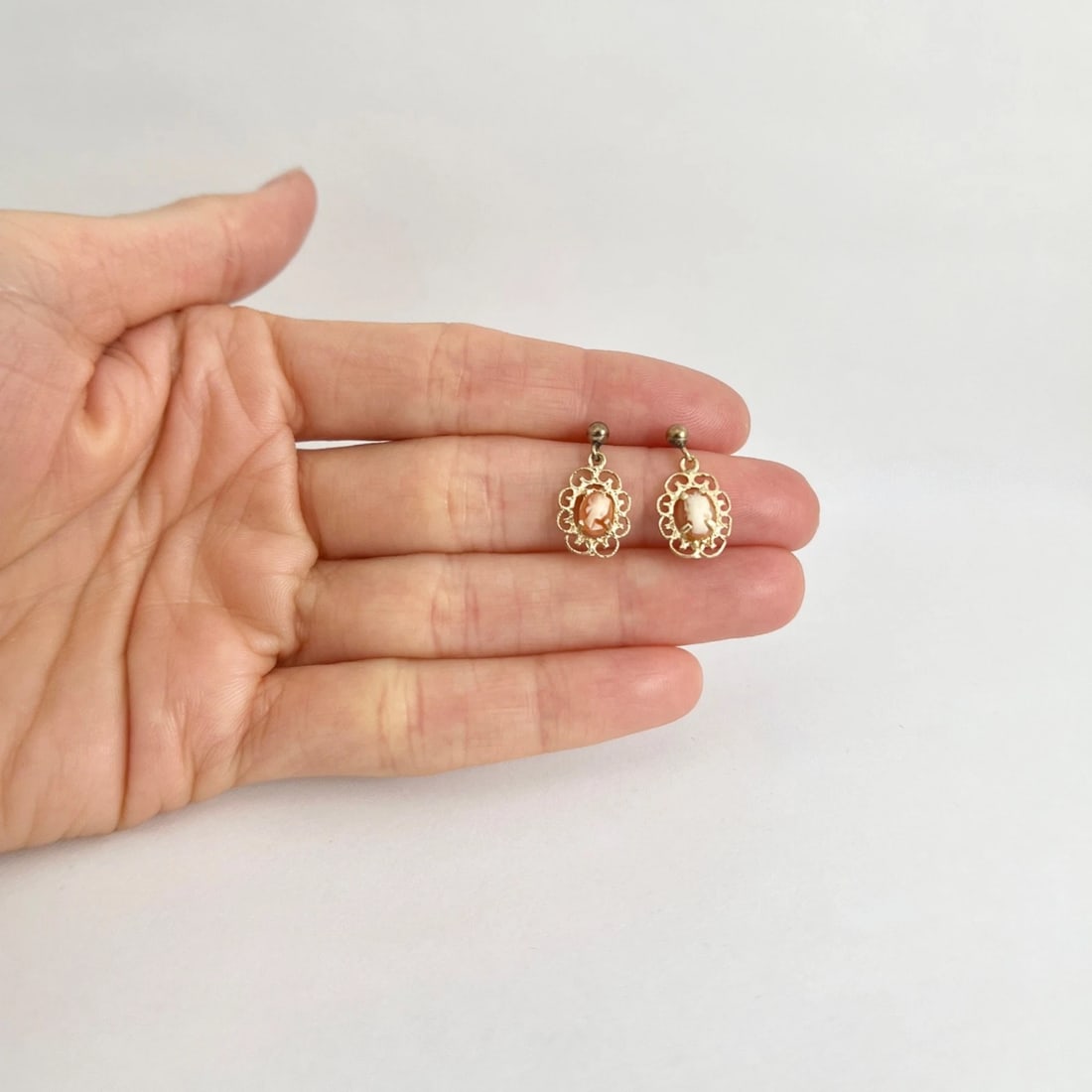 Vintage 1940's Cameo Filigree Dangle Drop Earrings 14K Yellow Gold, 1.61 Grams - 2