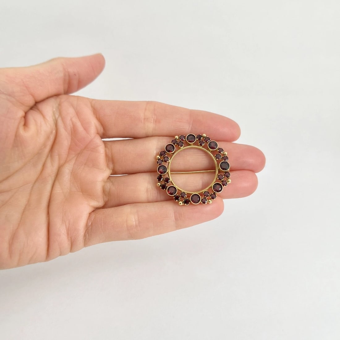 Vintage Garnet Gemstone Circle Brooch Pin 14K Yellow Gold, 5.20 Grams - 2