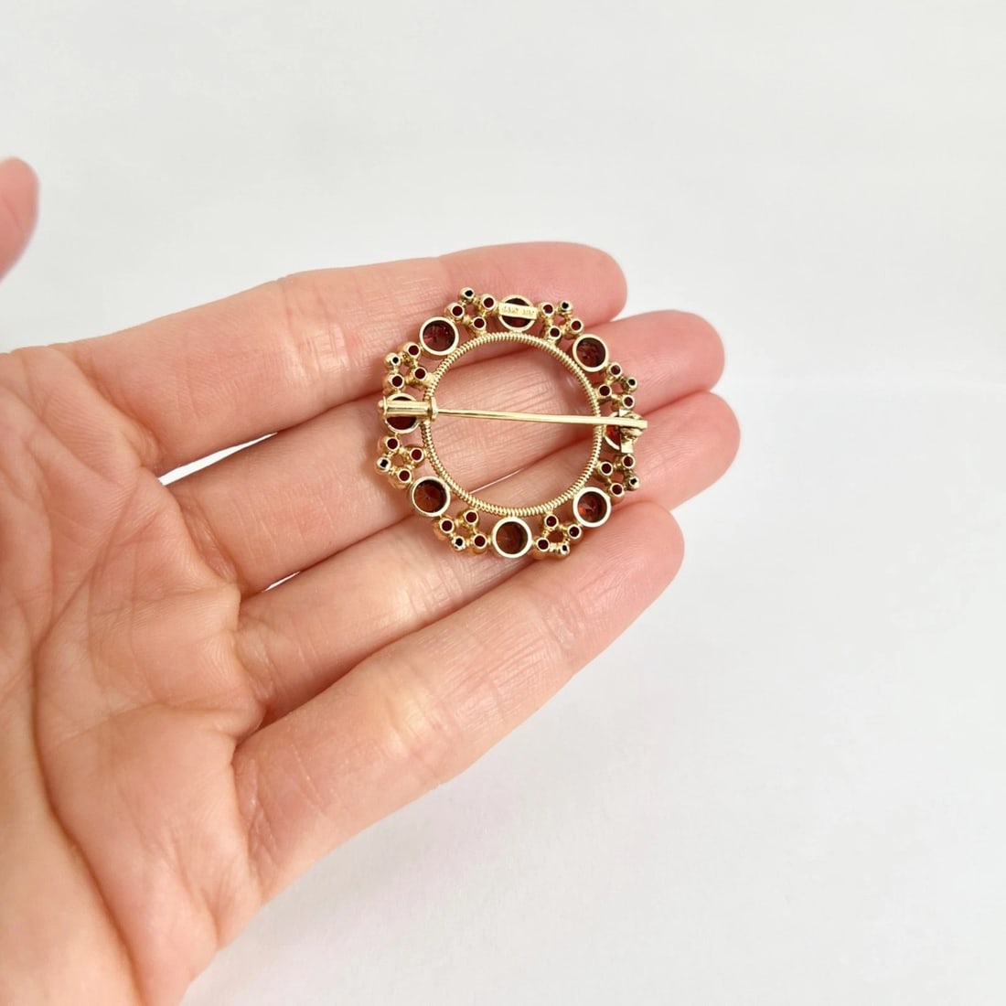 Vintage Garnet Gemstone Circle Brooch Pin 14K Yellow Gold, 5.20 Grams - 4