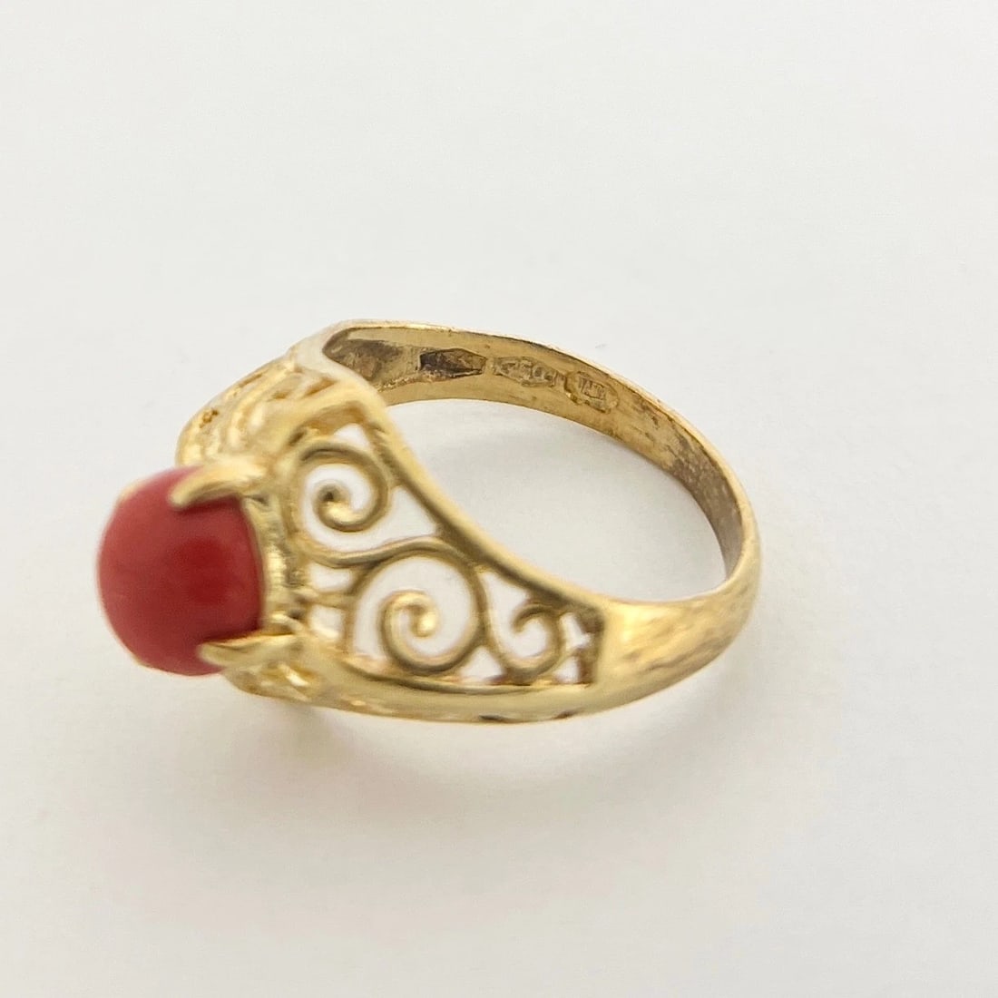 Vintage 1940's Round Cabochon Coral Filigree Ring 18K Yellow Gold, 3.05 Grams - 7