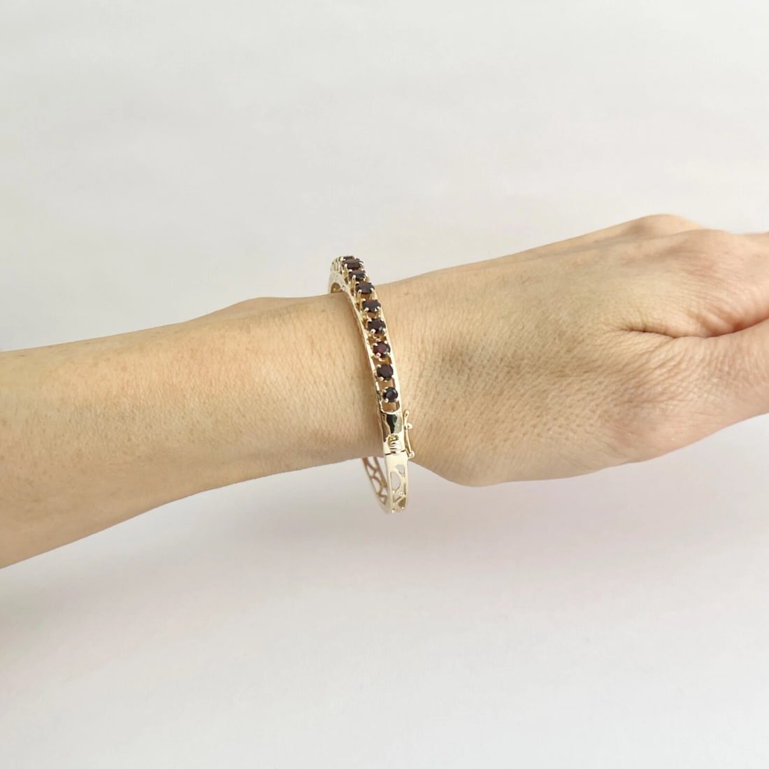 Vintage Garnet Gemstone Filigree Bangle Bracelet 14K Yellow Gold, 11.06 Grams - 4