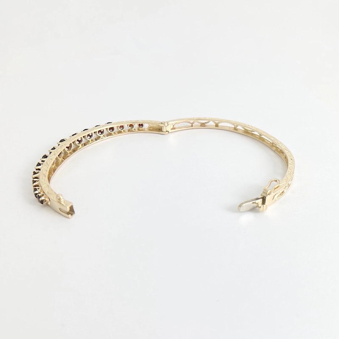 Vintage Garnet Gemstone Filigree Bangle Bracelet 14K Yellow Gold, 11.06 Grams - 9
