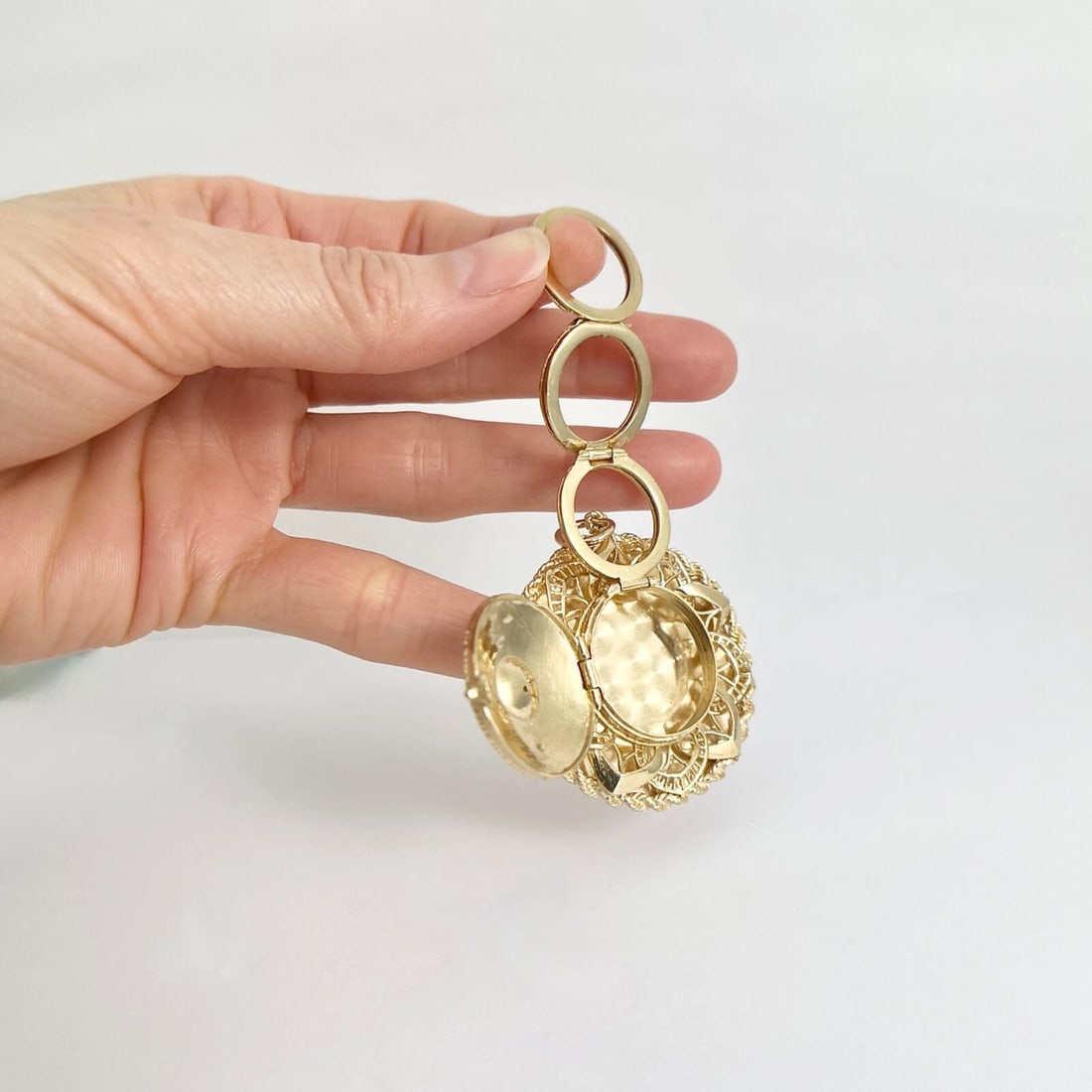 Vintage 1960's Filigree Folding Picture Locket Pendant 14K Yellow Gold, 28.27 Gr - 2