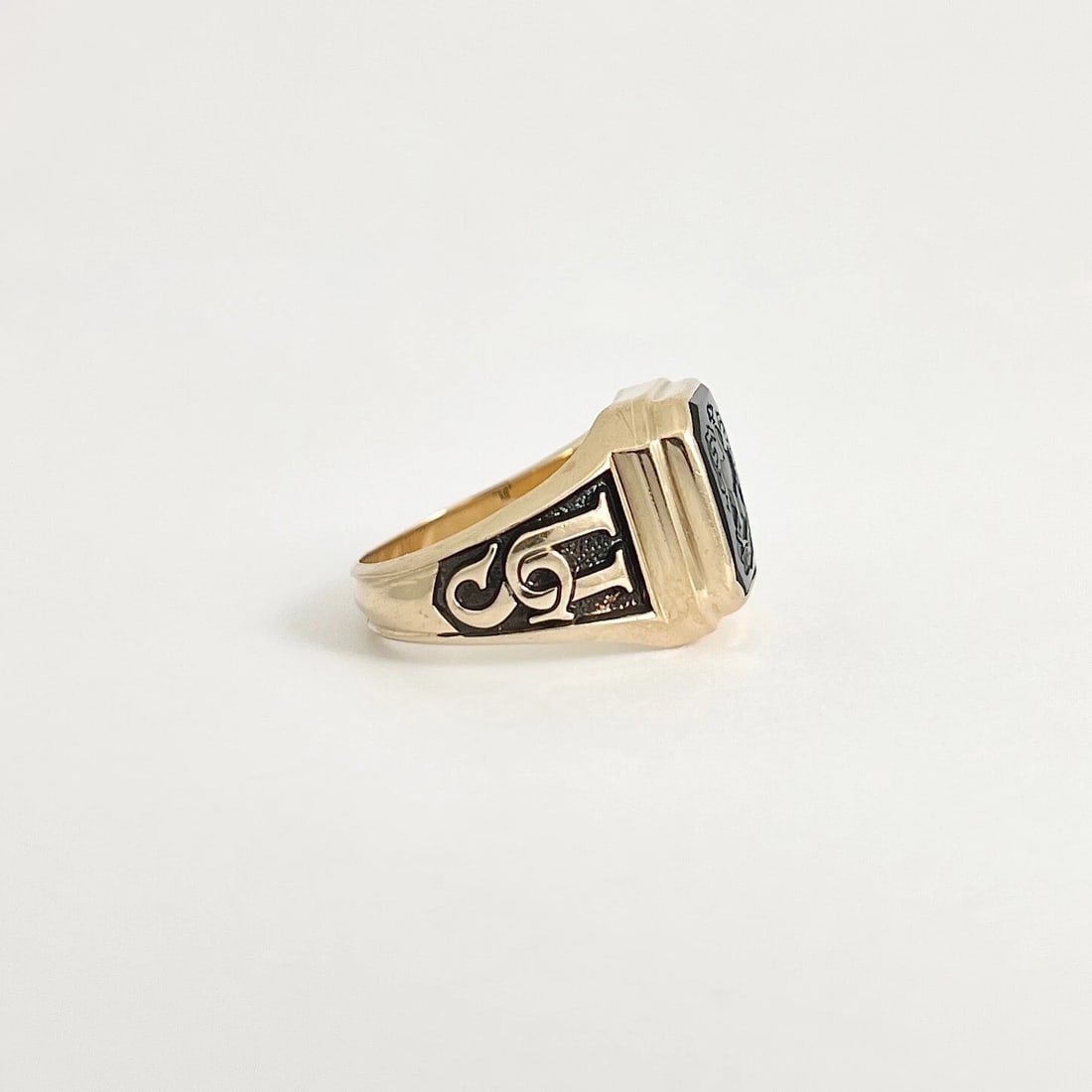Vintage 1981 Ursuline School NY Black Onyx Class Ring 10K Yellow Gold, 7.32 Gram - 7