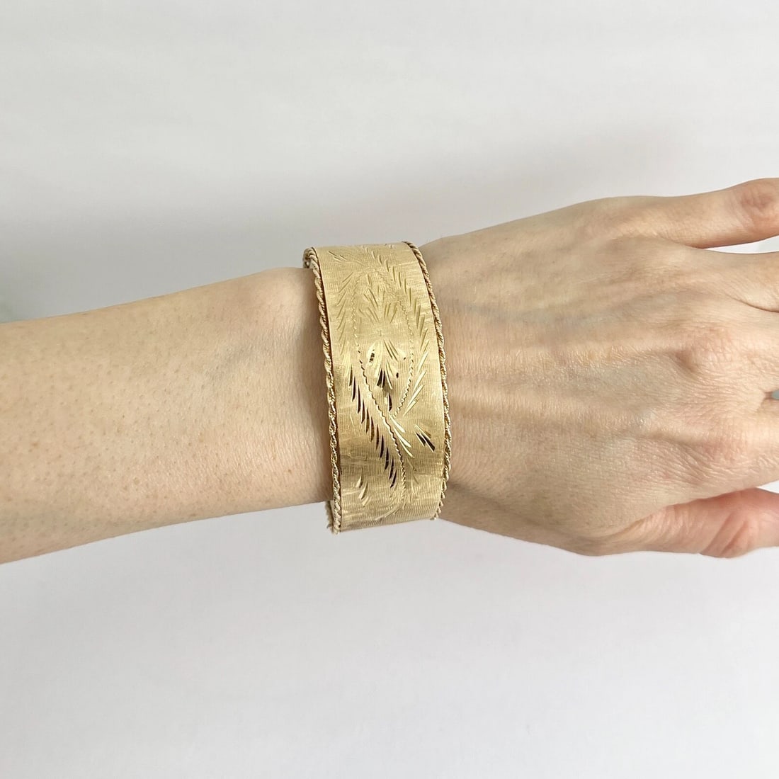 Vintage 1950's Wide Etched Rope Edge Bangle Bracelet 14K Yellow Gold, 34.66 Gram - 3