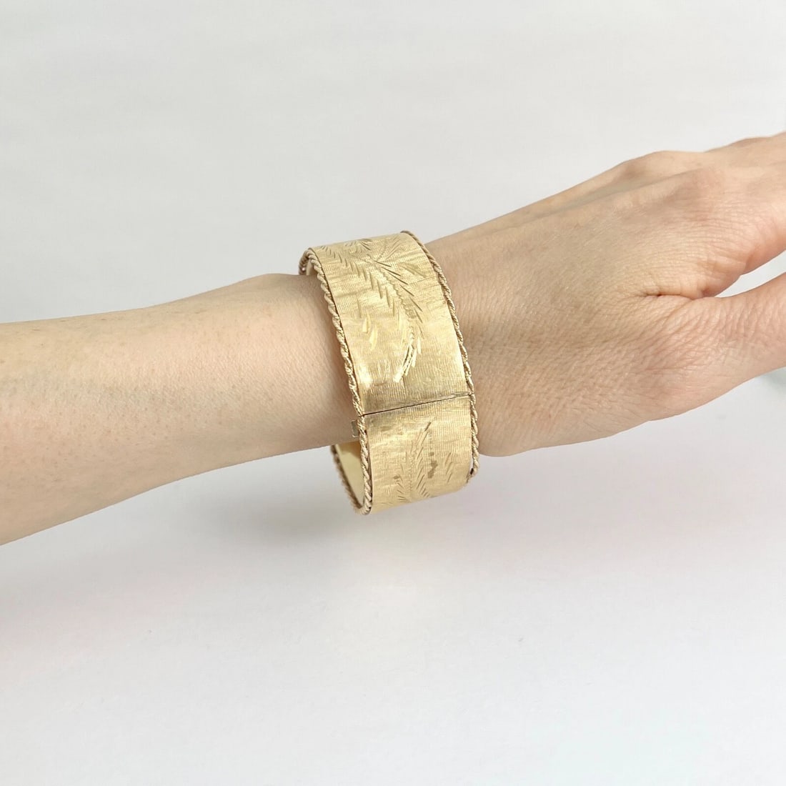 Vintage 1950's Wide Etched Rope Edge Bangle Bracelet 14K Yellow Gold, 34.66 Gram - 4