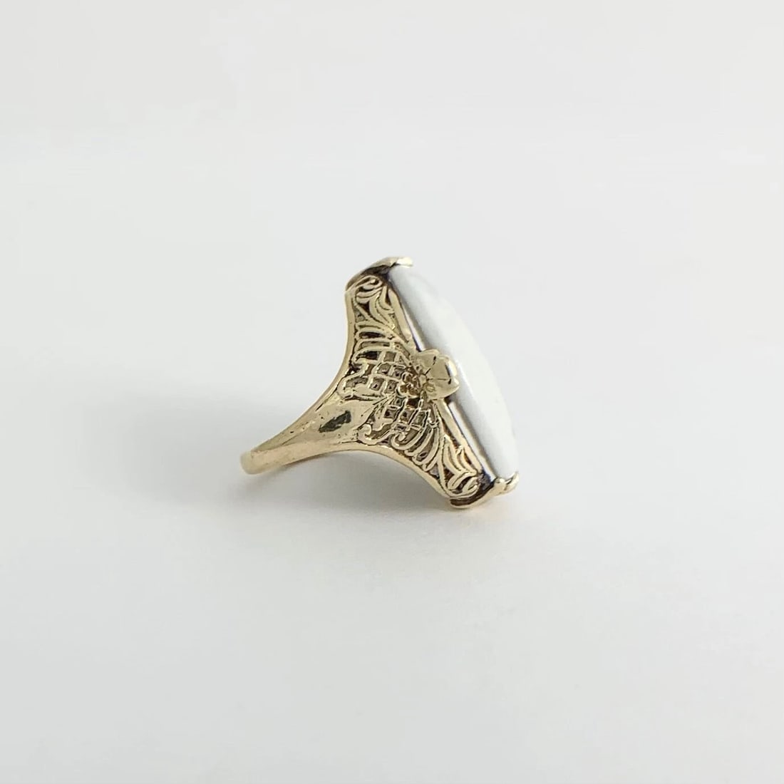 Antique Arts and Crafts 1910 Oval White Scolecite Ring 14K Yellow Gold, 4.74 Gr - 8
