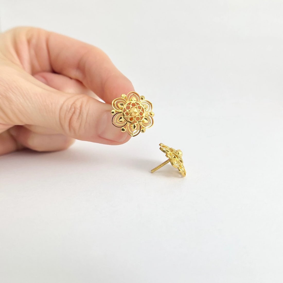 Vintage 1950's Filigree Flower Button Stud Earrings 22K Yellow Gold, 3.80 Grams - 2