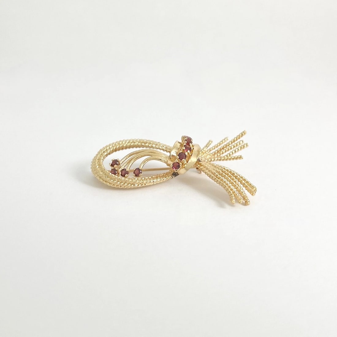 Vintage 1950's Rhodolite Garnet Ribbon Brooch Pin 12K Yellow Gold, 8.97 Grams - 5
