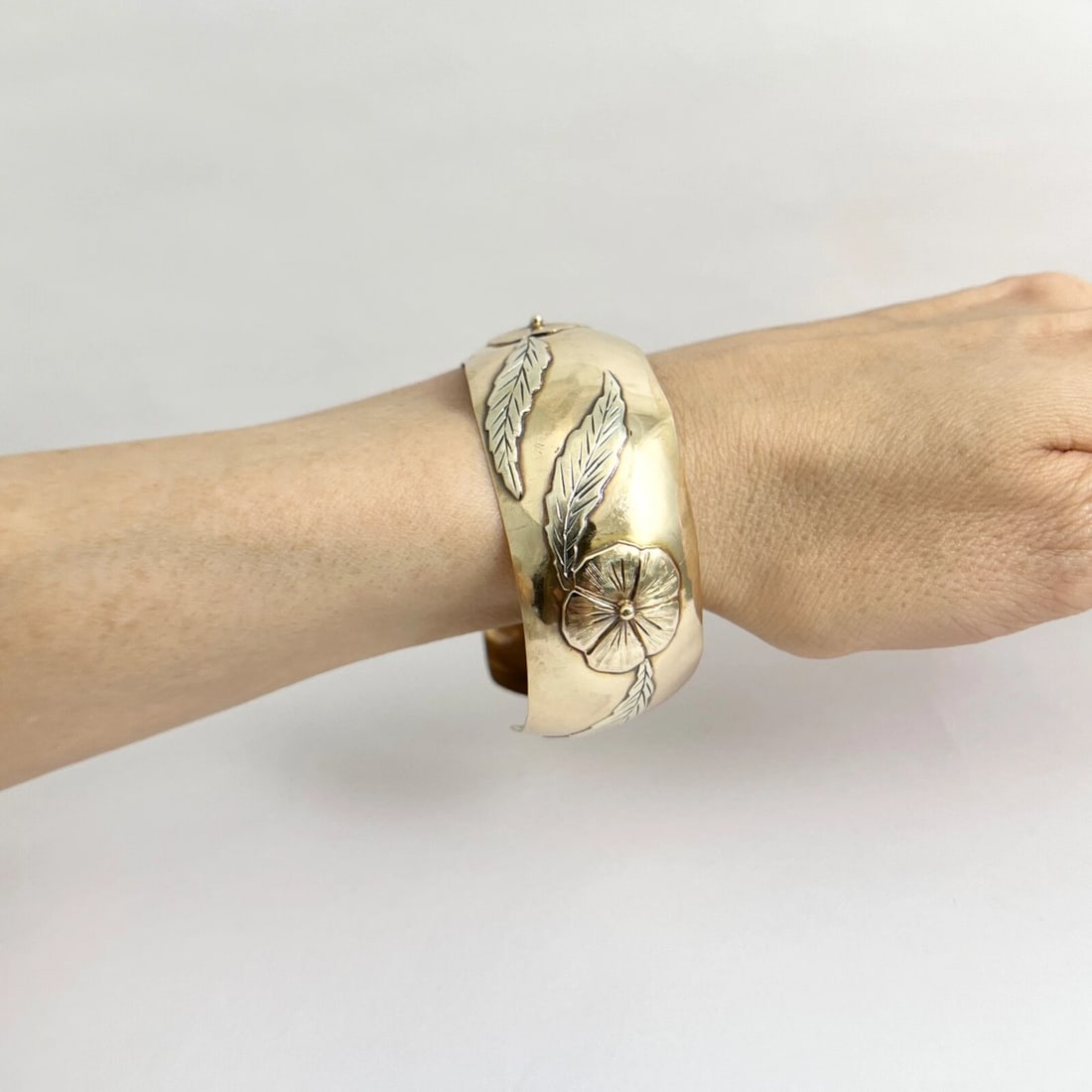 Vintage 1950's Handmade Flower Cuff Bangle Bracelet 10K Yellow Gold, 28.60 Grams - 4