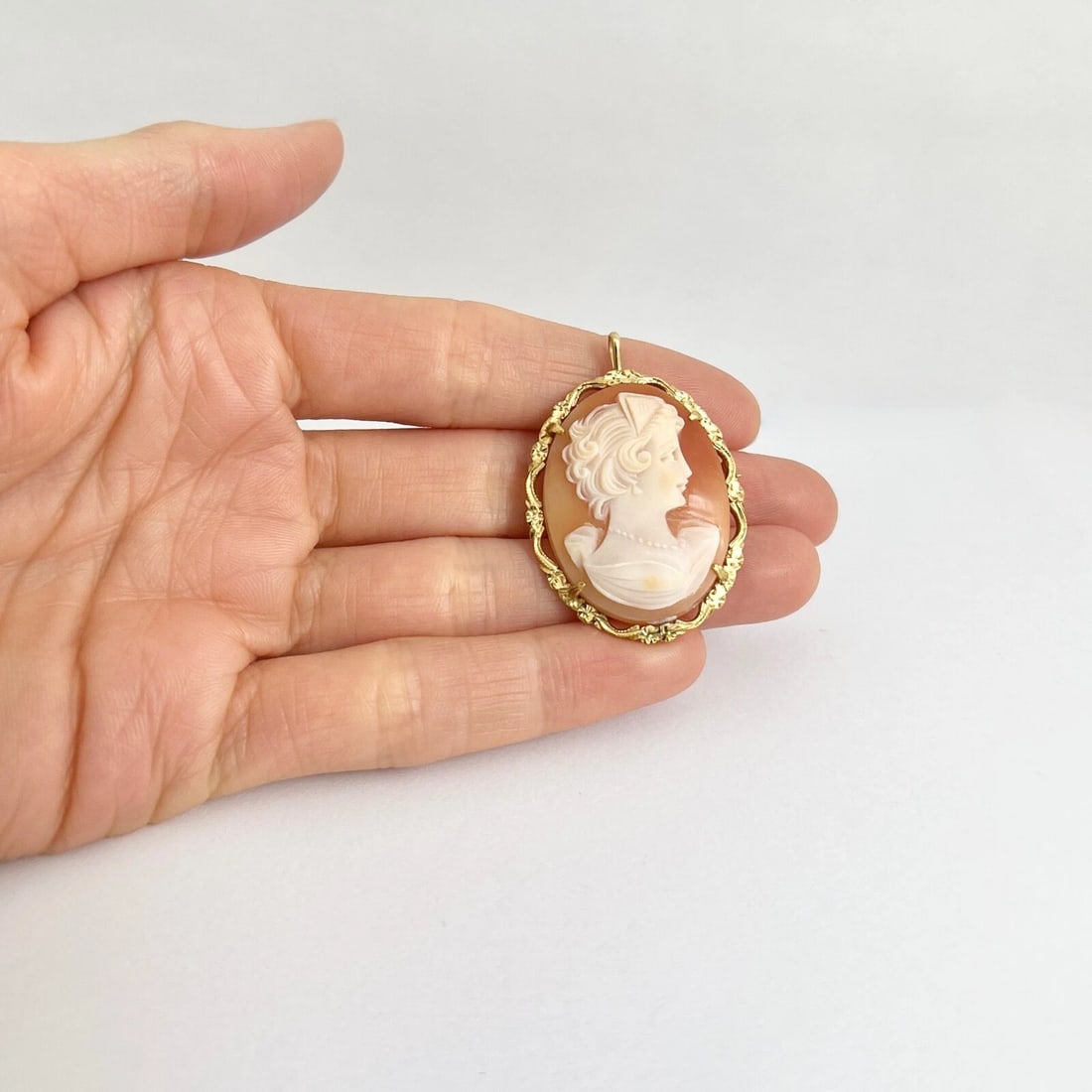 Antique 1920's Italian Cameo Pendant Brooch Pin 18K Yellow Gold, 7.57 Grams - 2