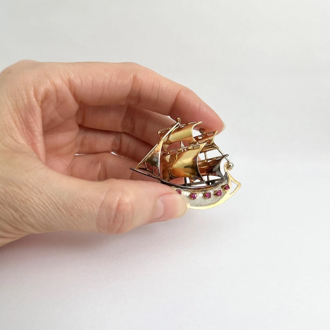 Vintage 1940's Ruby Sailing Ship Boat Brooch 18K Yellow Gold, 10.56 Grams - 2