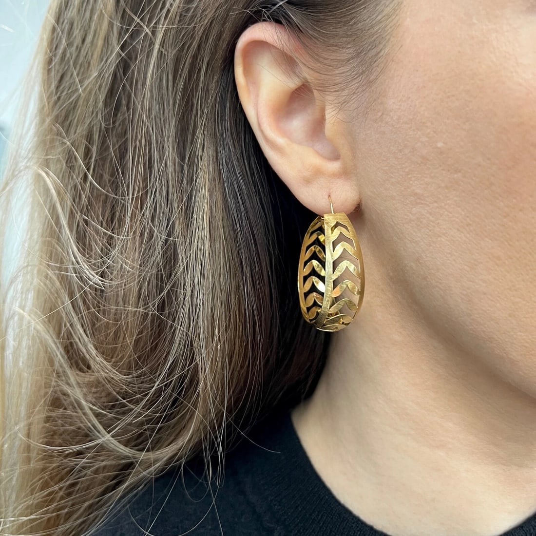 Vintage 1960's 1970's Leaf Filigree Hoop Earrings 18K Yellow Gold, 8.16 Grams - 3