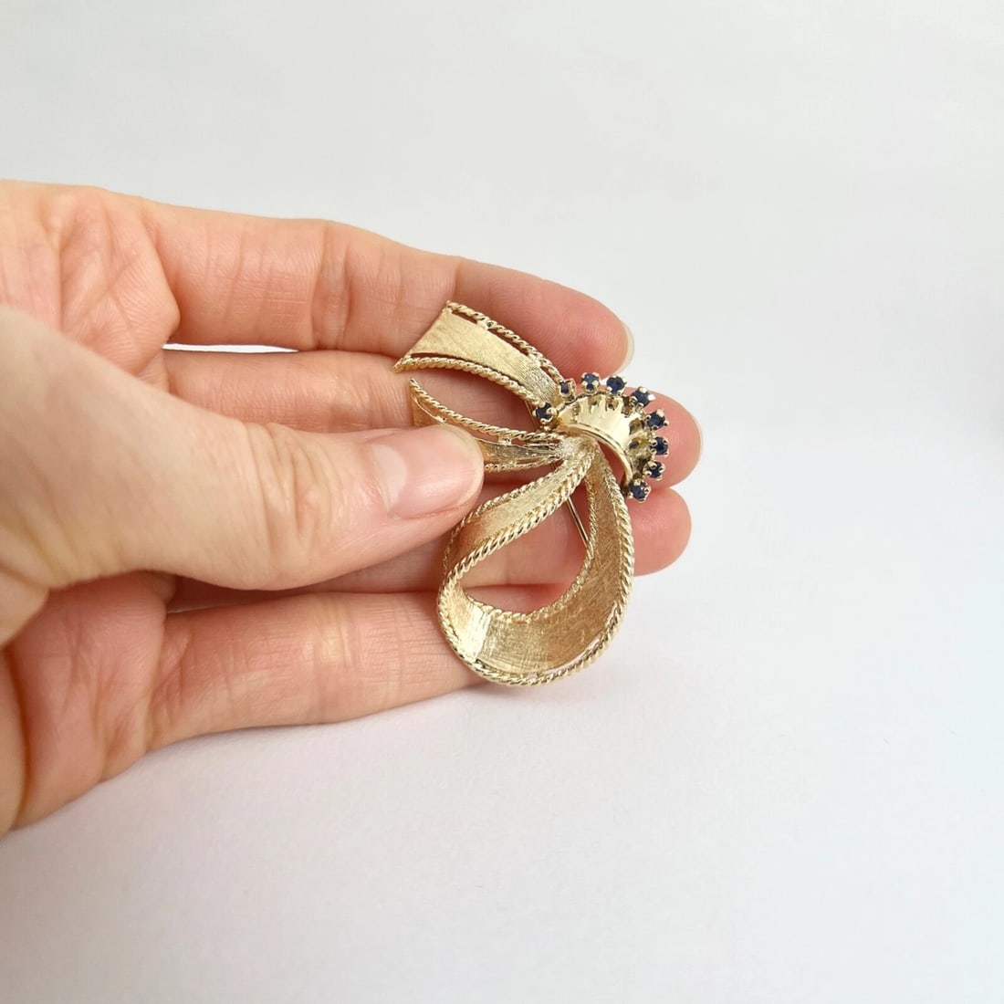 Vintage 1940's 1950's Sapphire Ribbon Bow Brooch 14K Yellow Gold, 10.54 Grams - 4