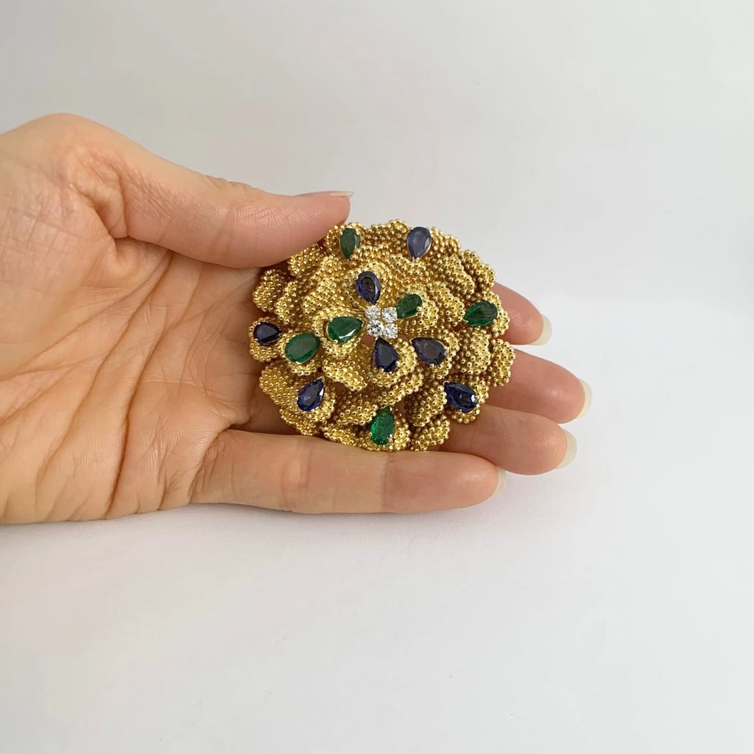 Vintage 1950's Sapphire Emerald Diamond Flower Brooch 18K Yellow Gold, 48.50 Gr - 2