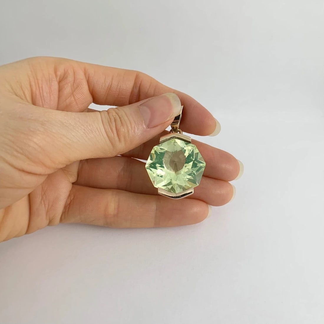 Vintage 1960's Octagon Lime Green Quartz Pendant 10K Yellow Gold, 13.40 Gr - 2
