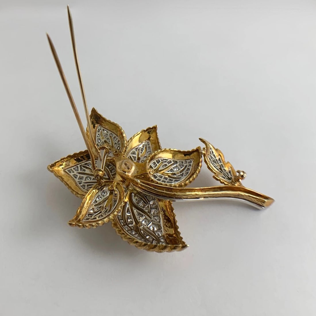 Vintage Diamond Two-Tone Flower Brooch Pin 18K Yellow Gold, 3.50 CTW, 35.2 Grams - 11