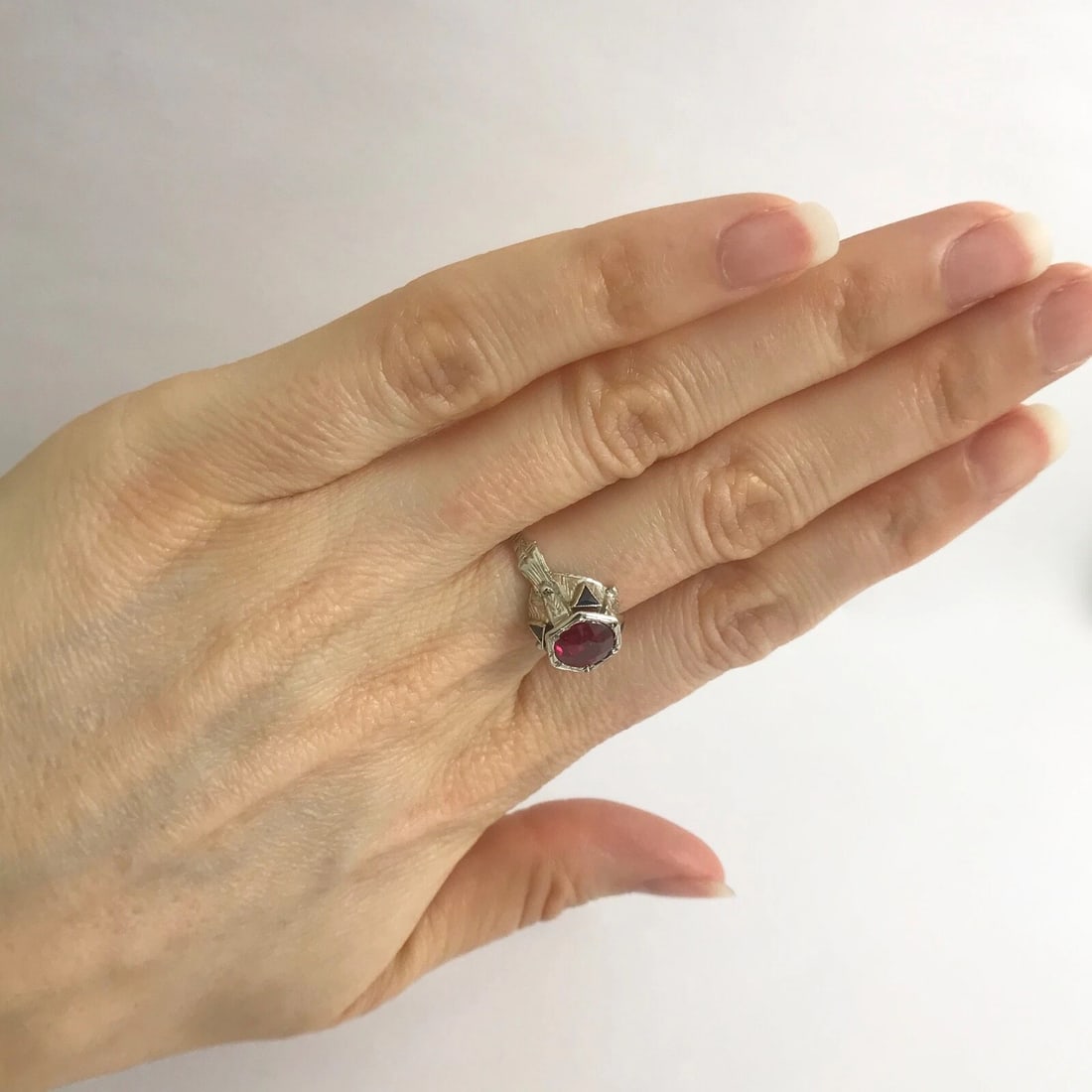Antique Art Deco Lab-Created Ruby Blue Sapphire Ring 18K White Gold, 2.96 Grams - 4