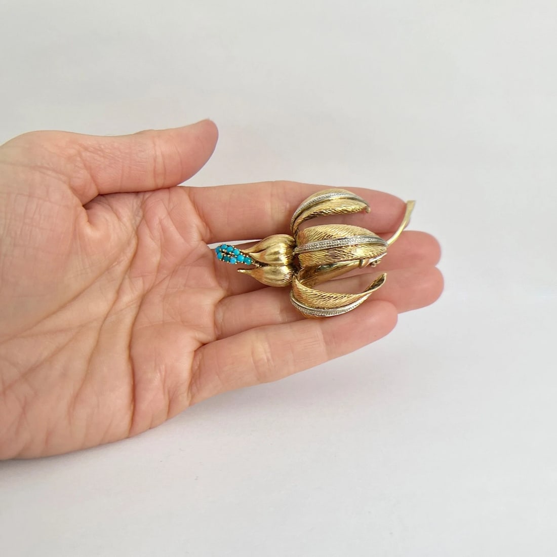 Vintage 1950's Turquoise Flower Brooch Pin in 18K Yellow Gold, 19 Grams - 2