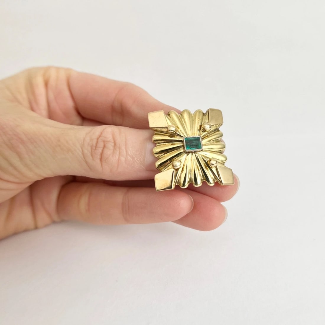 Antique Art Deco Green Emerald Brooch Pin in 18K Yellow Gold, .52 CT, 13.8 Grams - 2