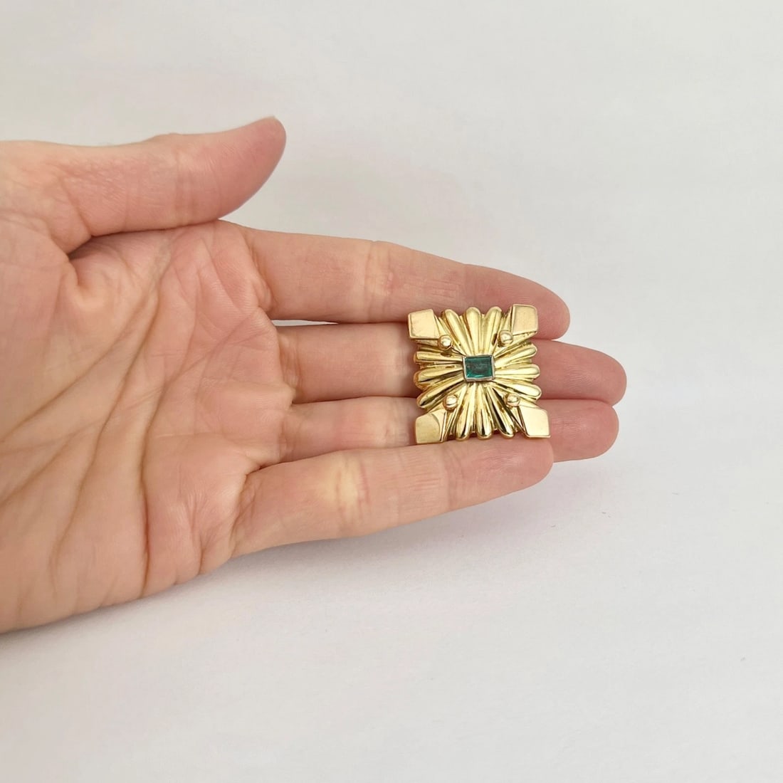 Antique Art Deco Green Emerald Brooch Pin in 18K Yellow Gold, .52 CT, 13.8 Grams - 3