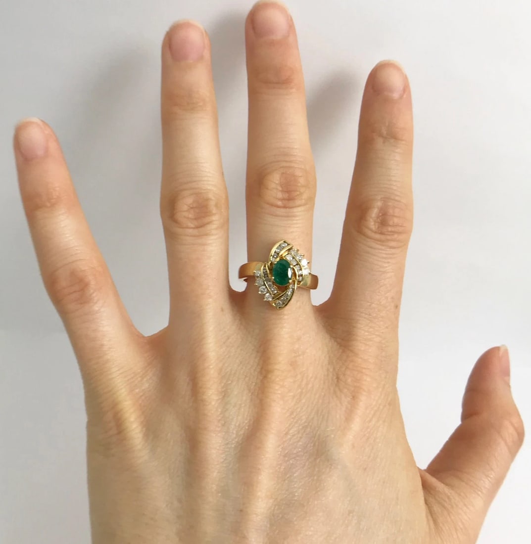 Vintage Oval Green Emerald and Diamond Cocktail Ring 14K Yellow Gold, 4.9 Grams - 2